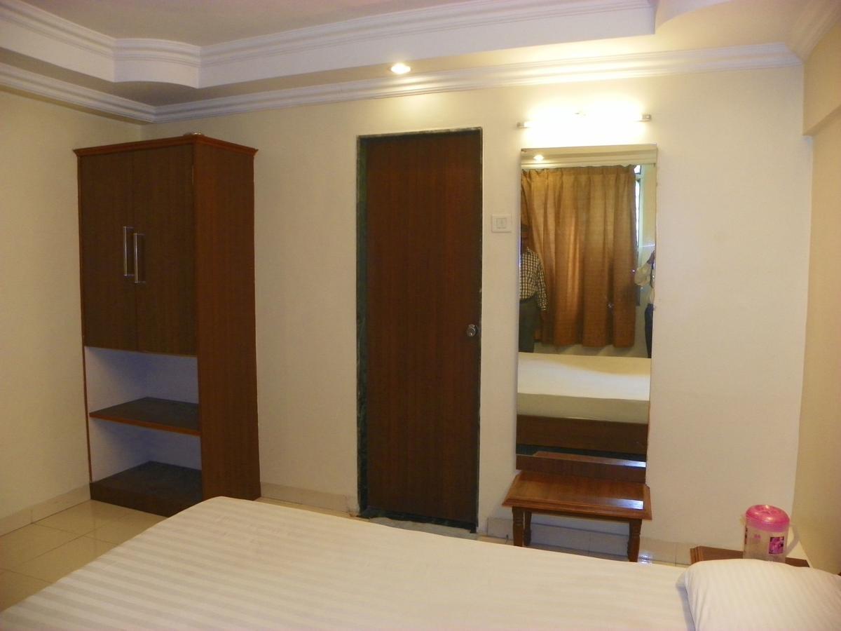 Hotel Rajdeep Poona Buitenkant foto