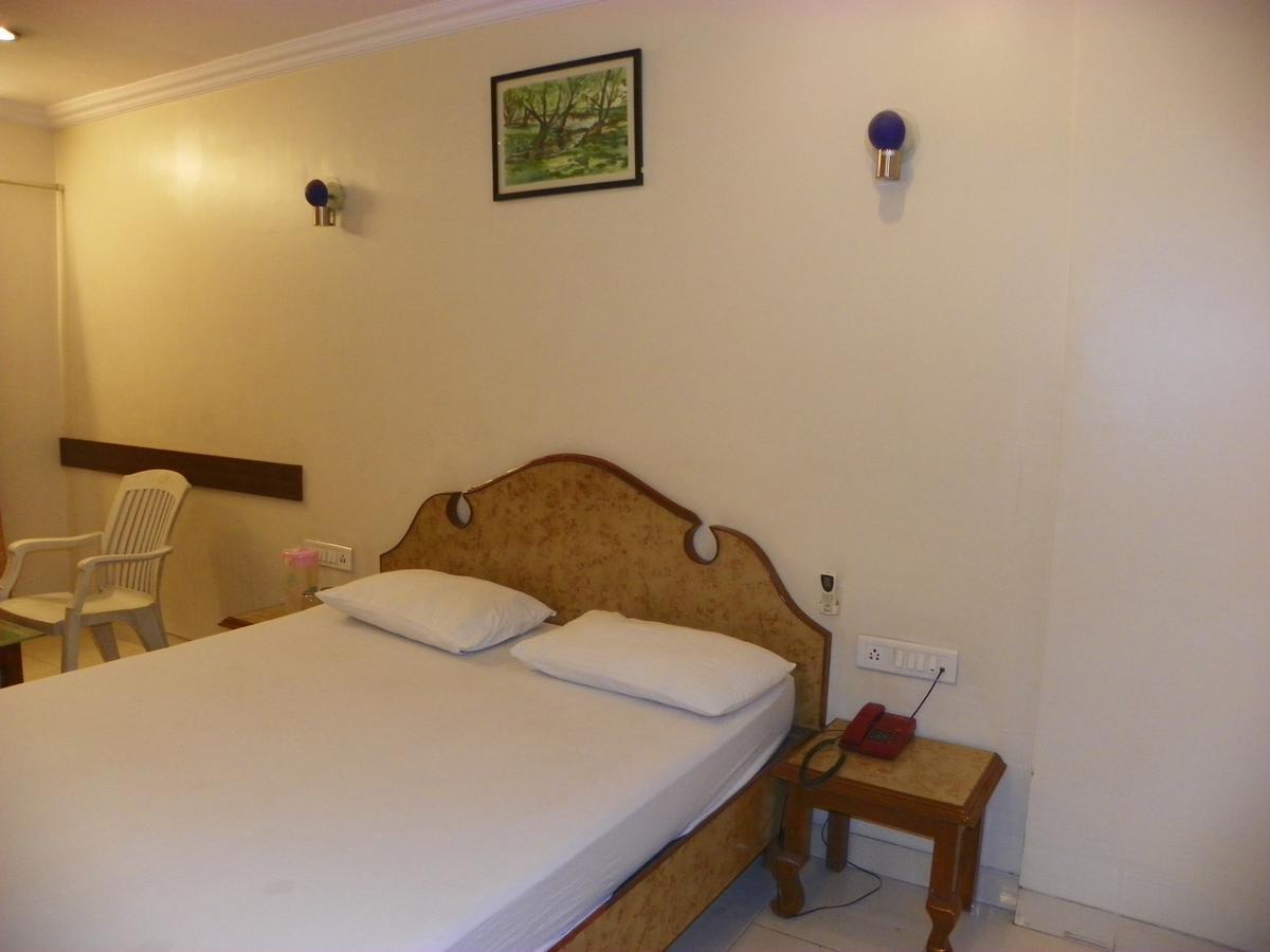 Hotel Rajdeep Poona Buitenkant foto