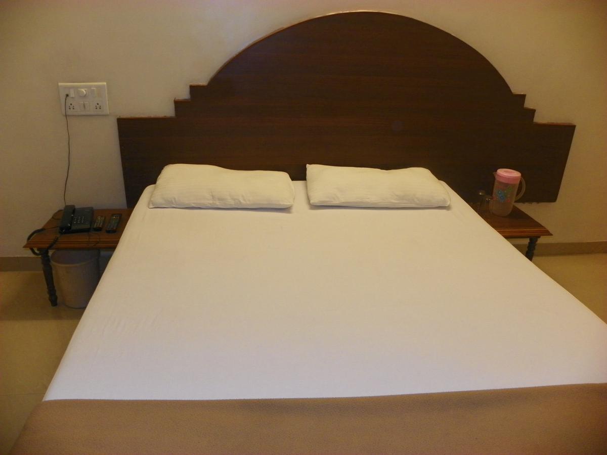 Hotel Rajdeep Poona Buitenkant foto